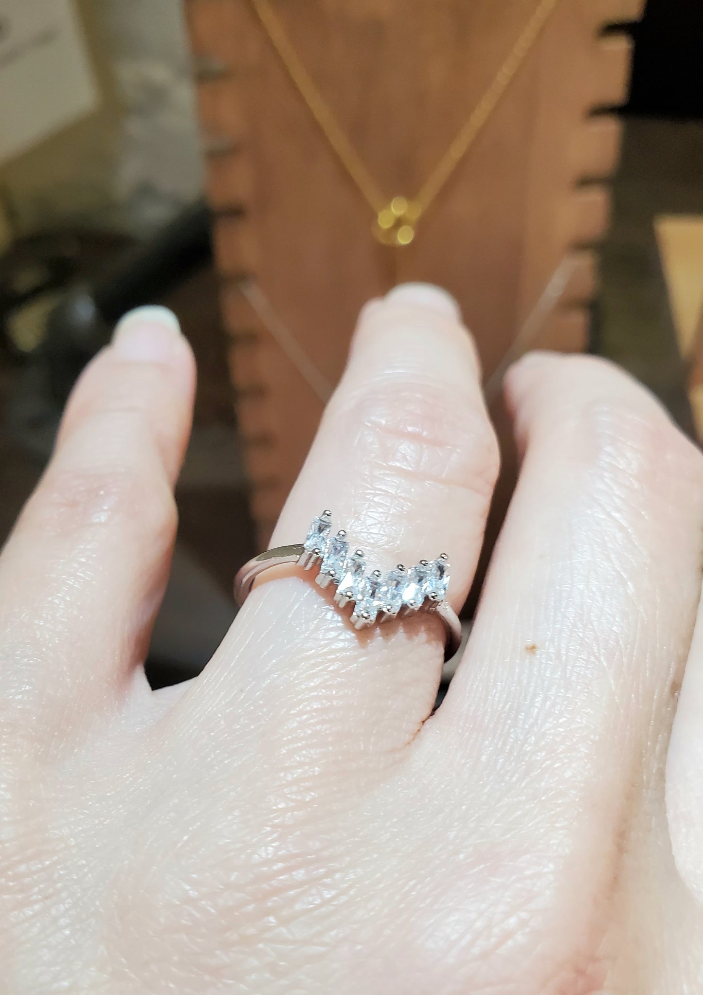 Gleaming V Heart Ring