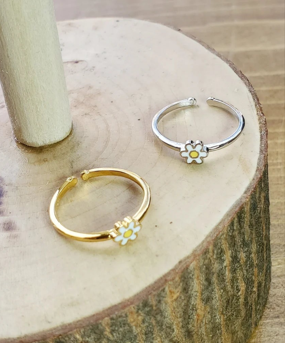 Daisy With A Pop of Yellow Ring