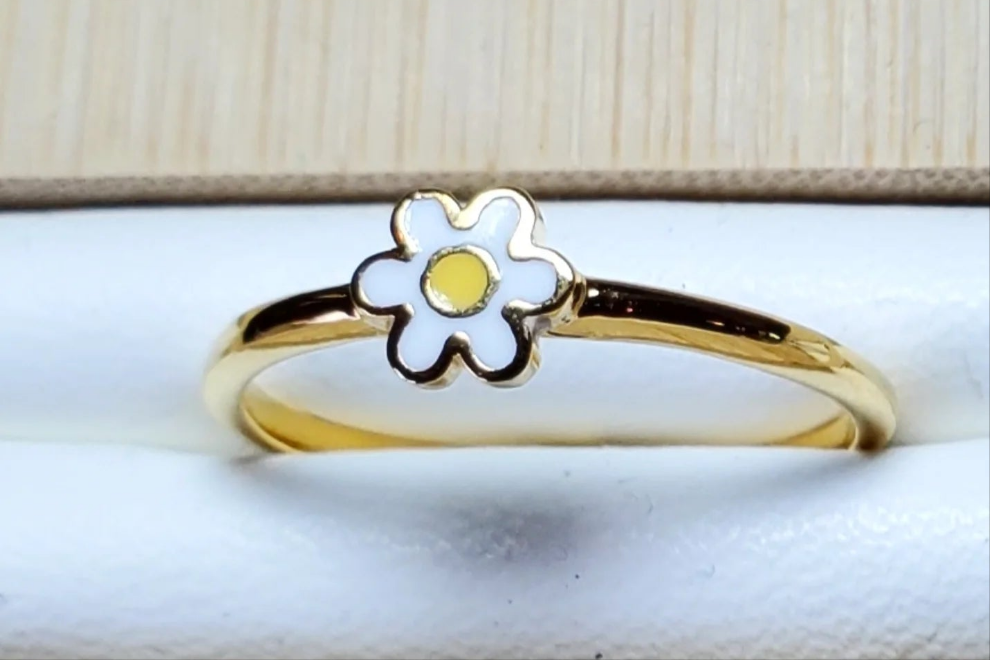 Daisy With A Pop of Yellow Ring