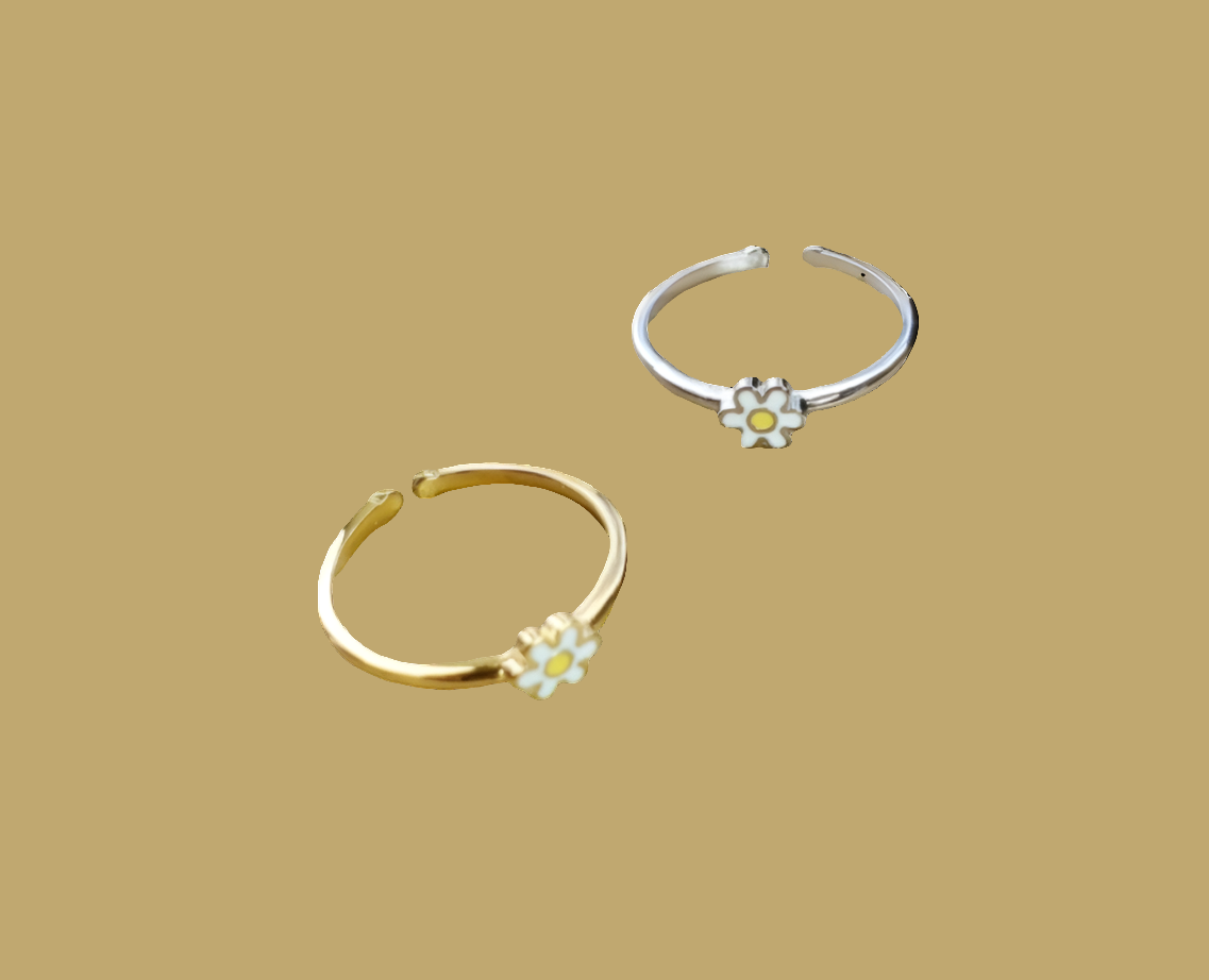 Daisy With A Pop of Yellow Ring