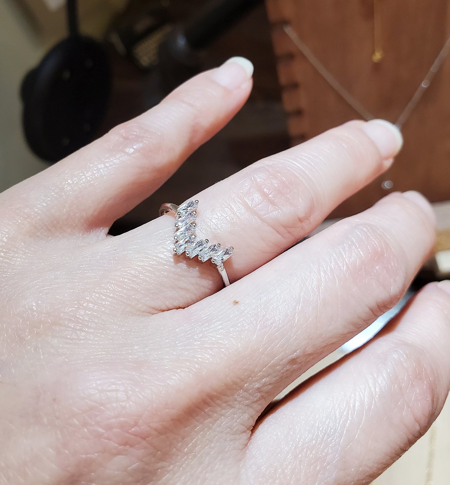 Gleaming V Heart Ring