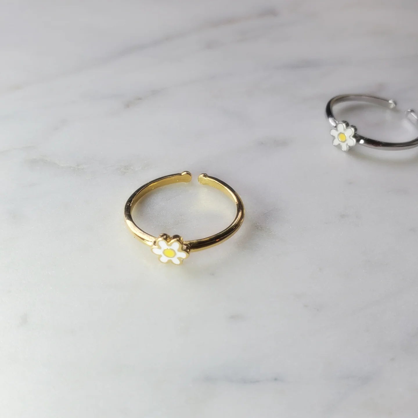 Daisy With A Pop of Yellow Ring