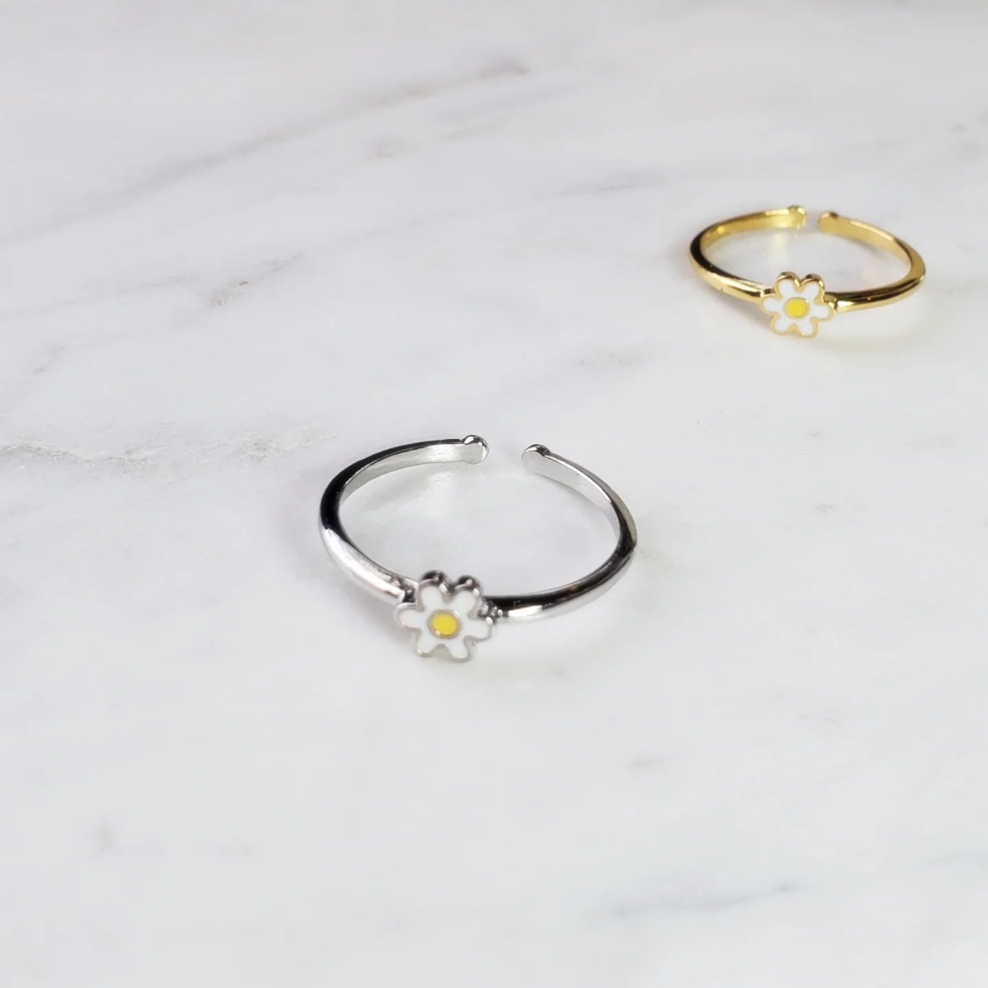 Daisy With A Pop of Yellow Ring