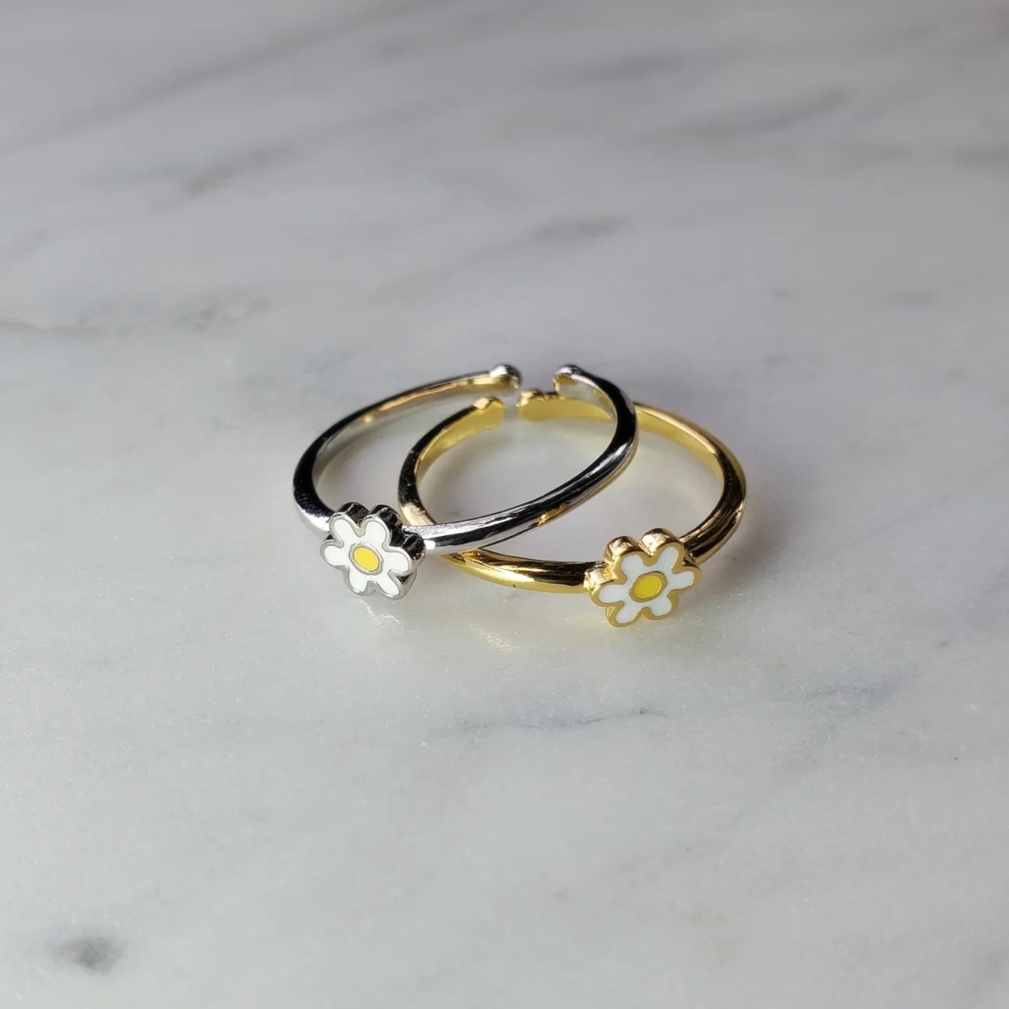 Daisy With A Pop of Yellow Ring