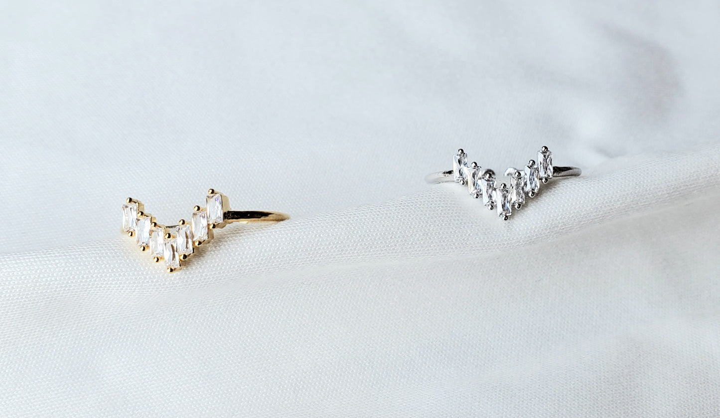 Gleaming V Heart Ring