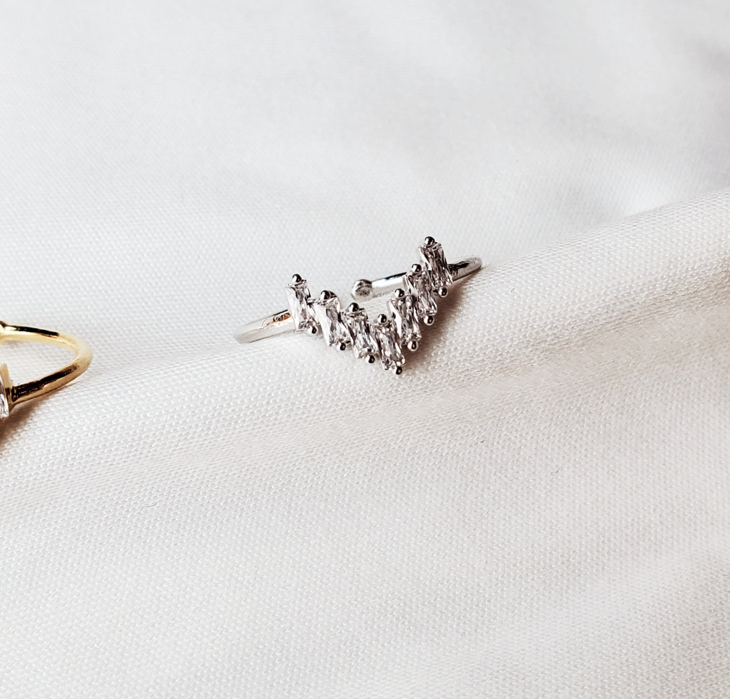 Gleaming V Heart Ring