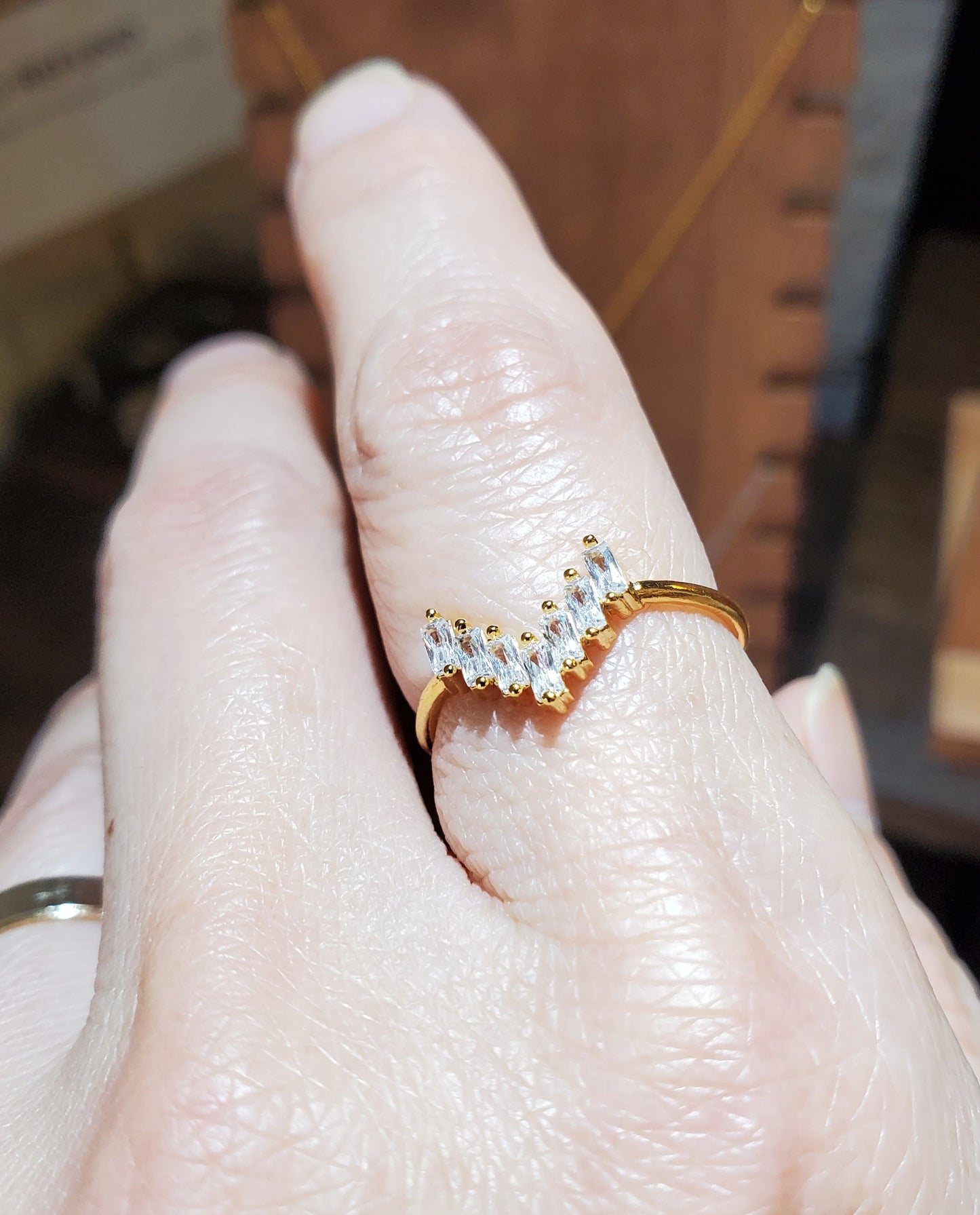 Gleaming V Heart Ring