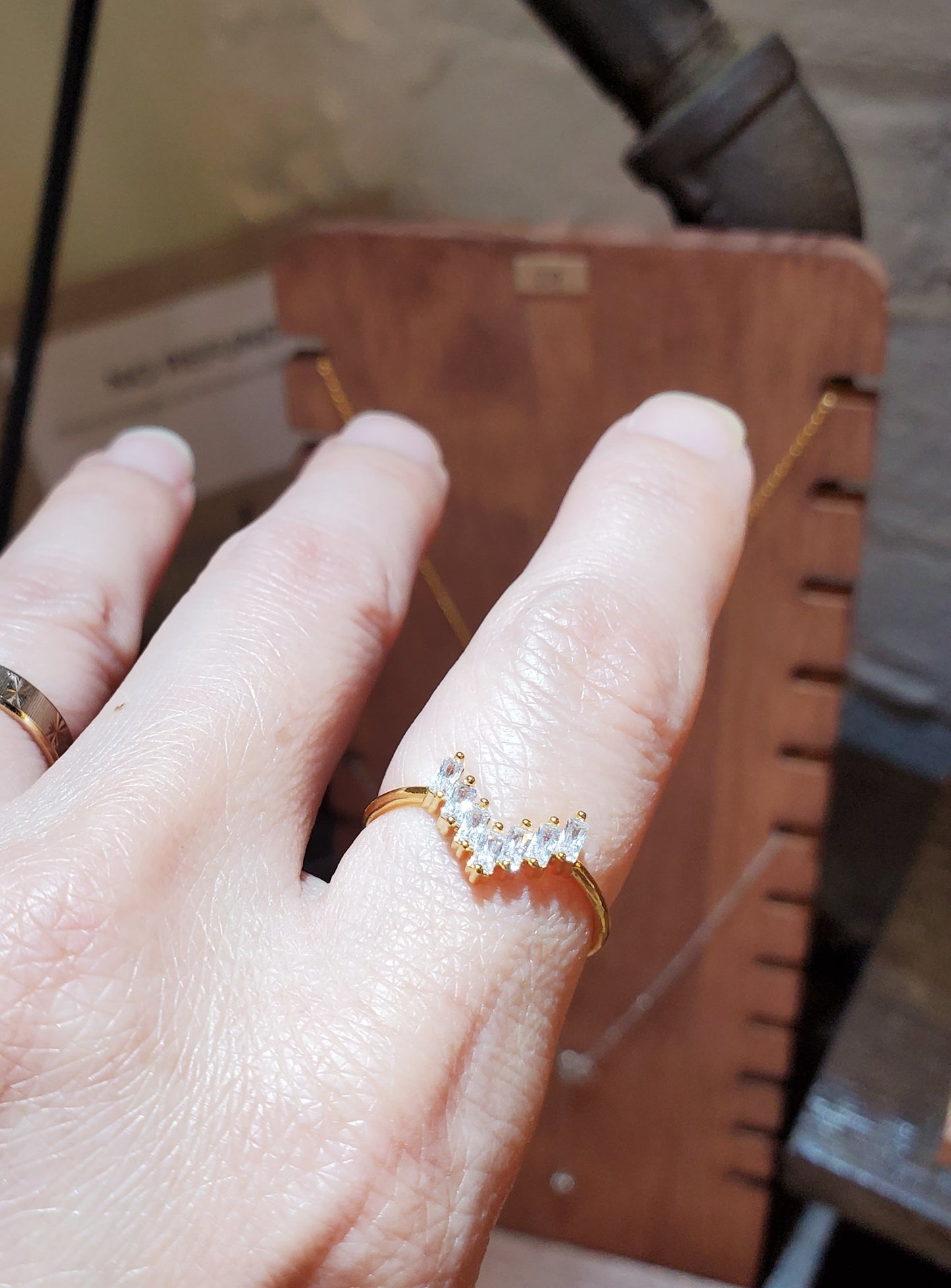 Gleaming V Heart Ring