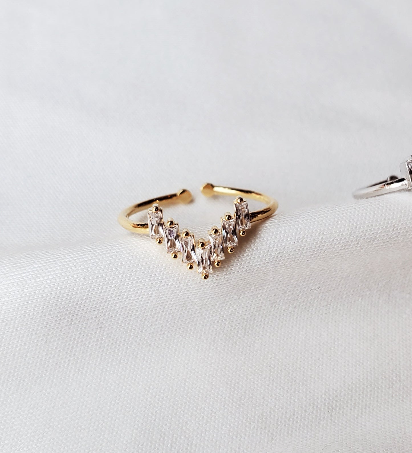 Gleaming V Heart Ring